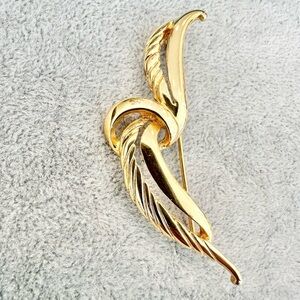 Vintage Signed Daria Elegant Shiny Gold-Tone Leaf Design Brooch Pin